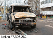 Обгоревший автомобиль ГАЗ "Соболь" в городском дворе (2015 год). Редакционное фото, фотограф Родион Власов / Фотобанк Лори