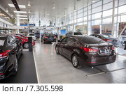 Автомобиль Hyundai Elantra в автосалоне, официальные дилер (2015 год). Редакционное фото, фотограф Кекяляйнен Андрей / Фотобанк Лори