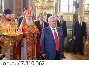 Генеральный директор предприятия «Софрино» Евгений Алексеевич Пархаев принимает поздравления от митрополита Крутицкого и Коломенского Ювеналия (2015 год). Редакционное фото, фотограф Дмитрий Неумоин / Фотобанк Лори