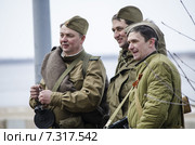 Люди в форме пехоты времен Великой Отечественной войны (Россия, Архангельск) (2014 год). Редакционное фото, фотограф Яковлев Сергей / Фотобанк Лори