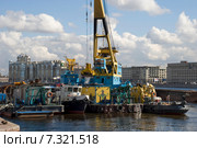 Плавучий кран "Черноморец-31" на Неве. Санкт-Петербург (2014 год). Редакционное фото, фотограф Александр Щепин / Фотобанк Лори