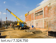 Демонтаж опалубки стен автокраном (2015 год). Редакционное фото, фотограф Владимир Чинин / Фотобанк Лори