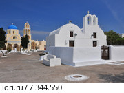 Traditional cycladic churches on a square of Oia, Santorini island, Greece. Стоковое фото, агентство BE&W Photo / Фотобанк Лори