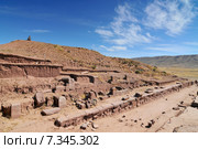 bolivia - tiwanaku pyramidBolivia, Tiwanaku, Walls Around the Temple Kalasasaya, background Pyramid. Стоковое фото, агентство BE&W Photo / Фотобанк Лори