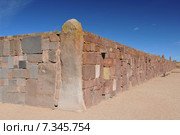 bolivia - tiwanaku, walls around the temple kalasasayaBolivia, Tiwanaku, Walls Around the Temple Kalasasaya. Стоковое фото, агентство BE&W Photo / Фотобанк Лори