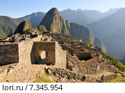 peru - machu picchu (old mountain), pre-columbian inca site situated on a mountain ridge above the urubamba valley in peruPeru, Cuzco area, Crow Valley, Machu Picchu Incas ruins. Стоковое фото, агентство BE&W Photo / Фотобанк Лори