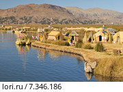 peru - the uros islands in lake titicaca puno, peru and bolivia.Peru, South America, Titicaca Lake, Uros Indian, Uros Ayamaras, Floating Island. Стоковое фото, агентство BE&W Photo / Фотобанк Лори