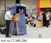 Уличный балаган с куклами (2015 год). Редакционное фото, фотограф Павел Кулинич / Фотобанк Лори
