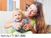 Portrait of happy mom with toddler. Стоковое фото, фотограф Яков Филимонов / Фотобанк Лори