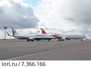 Стоянка самолетов авиакомпаний "Orenair" и "Ikar" в аэропорту Шереметьево (2015 год). Редакционное фото, фотограф Александр Овчинников / Фотобанк Лори