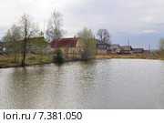 Деревенские дома на берегу реки. Стоковое фото, фотограф Наталья Крупская / Фотобанк Лори