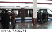 Станция московской монорельсовой дороги Тимирязевская с пассажирами входящими в подвижной состав, Москва (2015 год). Редакционное видео, видеограф Кекяляйнен Андрей / Фотобанк Лори