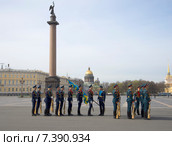 Инструктаж знаменной группы перед репетицией парада Победы. Санкт-Петербург (2015 год). Редакционное фото, фотограф Виктор Карасев / Фотобанк Лори