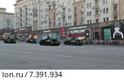 Репетиция парада в честь Дня Победы в Москве. Сбор военной техники на Тверской улице для прохождения по Красной площади. Историческая часть -  советские самоходно-артиллерийские установки СУ-100 (2015 год). Редакционное видео, видеограф Игорь Долгов / Фотобанк Лори