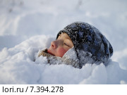 Мальчик в снегу. Стоковое фото, фотограф Игорь Анненков / Фотобанк Лори