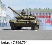 Танк Т-90 на Дворцовой площади. Репетиция парада в честь Дня Победы в Санкт-Петербурге (2015 год). Редакционное фото, фотограф Виктор Карасев / Фотобанк Лори
