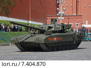 Современный танк Т-14 "Армата" на тяжёлой гусеничной платформе в Москве, Красная площадь (2015 год). Редакционное фото, фотограф Алексей Гусев / Фотобанк Лори
