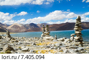 Панорама высокогорного озера Пангонг Цо (Pangong Tso) в Гималаях и окружающих гор со сложенными из камней буддийскими ступами на переднем плане на фоне синего облачного неба в солнечный день (2012 год). Стоковое фото, фотограф Олег Иванов / Фотобанк Лори