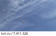 8 самолетов Сухой Су-24 летят по синему небу пилотажной группой (2015 год). Редакционное видео, видеограф Ekaterina Andreeva / Фотобанк Лори