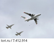 Имитация дозаправки в воздухе от самолета-танкера Ил-78М фронтового бомбардировщика Су-24М. Репетиция военного парада в честь Дня Победы, 2015. Редакционное фото, фотограф Валерия Попова / Фотобанк Лори