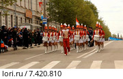 Парад в День Победы 9 мая 2015 года в Самаре. Морская пехота, барабанщицы - Гусарский марш. Редакционное видео, видеограф Михаил Синякин / Фотобанк Лори