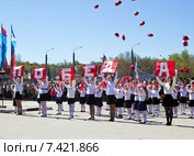 Выступления детей, посвященное празднику День Победы 9 мая 2015 года. Редакционное фото, фотограф Мячикова Наталья / Фотобанк Лори