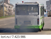 Чадящий выхлоп автобуса на улице Москвы (2015 год). Редакционное фото, фотограф Александр Замараев / Фотобанк Лори
