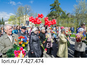 9 мая 2015 года. Шествие ветеранов и участников акции "Бессмертный полк". Силламяэ, Эстония. Редакционное фото, фотограф Игорь Соколов / Фотобанк Лори