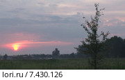 Восход над полем и дерево. Timelapse. Скорость х128. Стоковое видео, видеограф Mike The / Фотобанк Лори