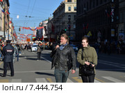 Шествие ветеранов Великой Отечественной войны по Невскому проспекту 9 Мая. Работа фотографов (2015 год). Редакционное фото, фотограф Галина Попова / Фотобанк Лори