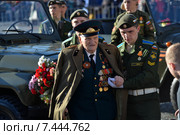 Шествие ветеранов Великой Отечественной войны по Невскому проспекту 9 мая. Ветеран (2015 год). Редакционное фото, фотограф Галина Попова / Фотобанк Лори