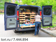 Контрабанда, торговля польскими продуктами с микроавтобуса. Калининград (2014 год). Редакционное фото, фотограф Михаил Рудницкий / Фотобанк Лори