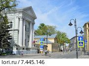 Москва ,улица Пятницкая. Дом Фон Река, далее дом с мезонином купца Дягилева (2015 год). Редакционное фото, фотограф Овчинникова Ирина / Фотобанк Лори