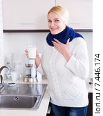 Woman standing with gargle solution. Стоковое фото, фотограф Яков Филимонов / Фотобанк Лори