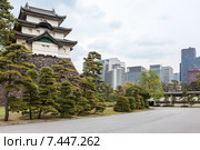 Трехэтажная башня Fujimi-yagura на внутренней территории Императорского дворца в Токио. Городские небоскребы в центре города. Япония (2013 год). Стоковое фото, фотограф Кекяляйнен Андрей / Фотобанк Лори