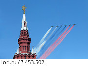 Парад в честь Дня Победы 9 мая 2015. Штурмовики СУ 25СМ расцвечивают небо над Москвой в триколор российского флага. Редакционное фото, фотограф Татьяна Белова / Фотобанк Лори