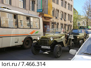 Два старых военных автомобиля ГАЗ-67 и Willys MB ("Виллис") в пробке на улице Нижнего Новгорода (2015 год). Редакционное фото, фотограф Алексей Гусев / Фотобанк Лори