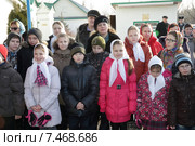 Великое повечерие в Успенском храме села Жилино, дети встречают митрополита Ювеналия (2015 год). Редакционное фото, фотограф Дмитрий Неумоин / Фотобанк Лори