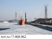 Грузовой порт, остров Русский, поселок Поспелово. Владивосток (2011 год). Редакционное фото, фотограф Валерий Акулич / Фотобанк Лори