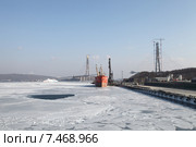 Грузовой порт, остров Русский, поселок Поспелово. Владивосток (2011 год). Редакционное фото, фотограф Валерий Акулич / Фотобанк Лори