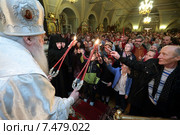 Пасха Христова в Новодевичьем монастыре 2015, митрополит Крутицкий и Коломенский Ювеналий вынес благодатный огонь. Редакционное фото, фотограф Дмитрий Неумоин / Фотобанк Лори