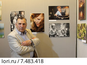 Юрий Сомов на открытие собственной фотовыставки (2015 год). Редакционное фото, фотограф Дмитрий Неумоин / Фотобанк Лори