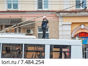 Саранск. Водитель троллейбуса устанавливает штангу токоприемника на провода воздушной контактной сети (2015 год). Редакционное фото, фотограф Сайганов Александр / Фотобанк Лори
