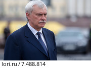 Российский политик, губернатор Санкт-Петербурга Георгий Сергеевич Полтавченко идет по улице в городе Санкт-Петербург, Россия (2015 год). Редакционное фото, фотограф Николай Винокуров / Фотобанк Лори