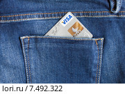 Кредитная карта VISA в кармане джинсов (2015 год). Редакционное фото, фотограф Victoria Demidova / Фотобанк Лори