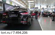 Новый автомобиль Hyundai Genesis в автосалоне, официальный дилер Рольф-Лахта, Санкт-Петербург. Стоковое видео, видеограф Кекяляйнен Андрей / Фотобанк Лори