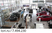 Автосалон по продаже автомобилей Hyundai. Вид сверху на шоурум (2015 год). Редакционное видео, видеограф Кекяляйнен Андрей / Фотобанк Лори