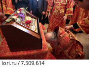 Молебен у Чудотворных мощей Георгия Победоносца привезённых с Афона в Тихвинском храме города Коломны (2015 год). Редакционное фото, фотограф Дмитрий Неумоин / Фотобанк Лори