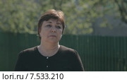 Грустная женщина со слезами на глазах держит платочек в руках. Стоковое видео, видеограф Denis Mishchenko / Фотобанк Лори