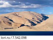 Красочная панорама озера Цо Морири (Tso Moriri) в Гималаях, гор и синего облачного неба на закате (Ладакх, северная Индия) (2012 год). Стоковое фото, фотограф Олег Иванов / Фотобанк Лори